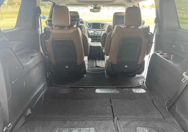 Chrysler Pacifica cena 134900 przebieg: 121000, rok produkcji 2018 z Łomża małe 466